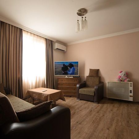 Angisa Apartment Batumi Bagian luar foto