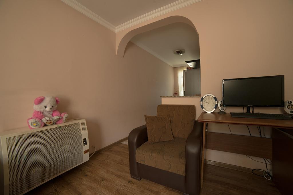 Angisa Apartment Batumi Bagian luar foto